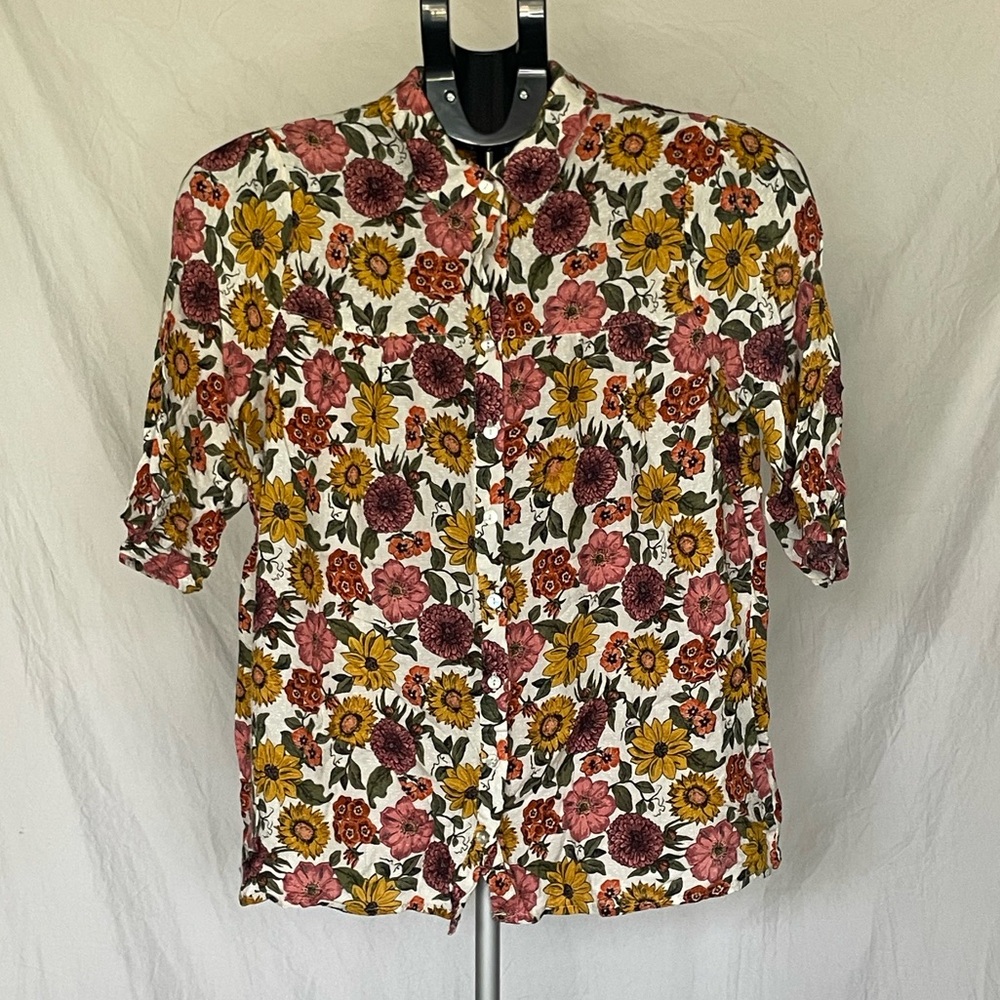 Floral button up collared top with pearlescent buttons medium